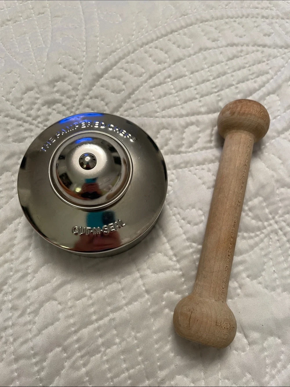 The Pampered Chef Lot of 2 Kitchen Gadgets CUT N SEAL & MINI TART SHAPER